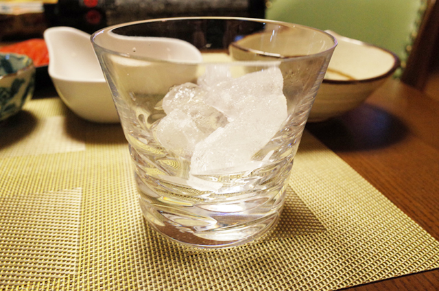 氷を入れたグラス