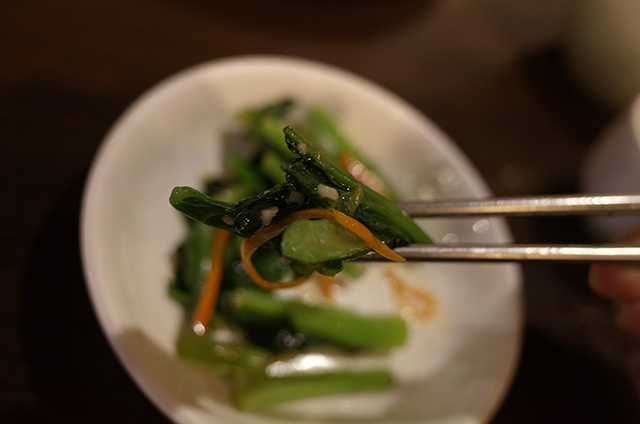 青菜を食べる
